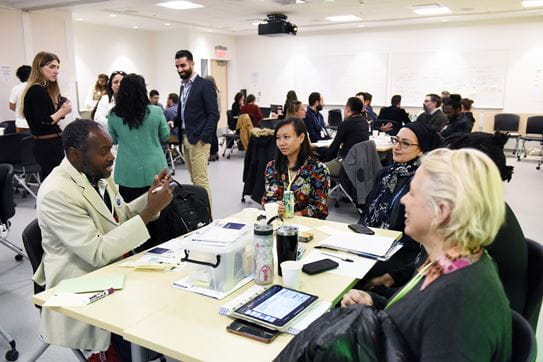 des participants discutant en groupes durant la journée IA et Cancérologie