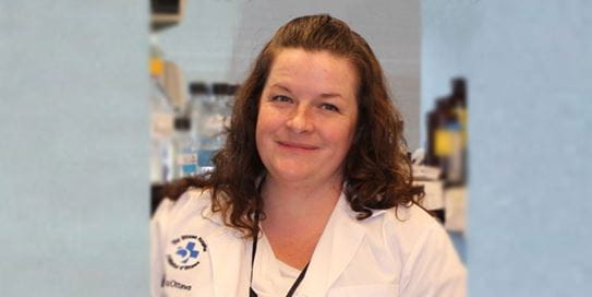 Christina Addison, Ph. D., dans un laboratoire