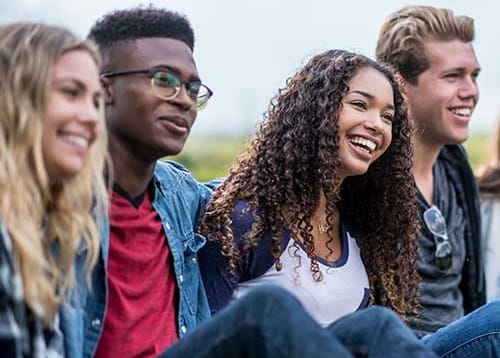 Selfie de groupe de lycéens à l'extérieur et souriants