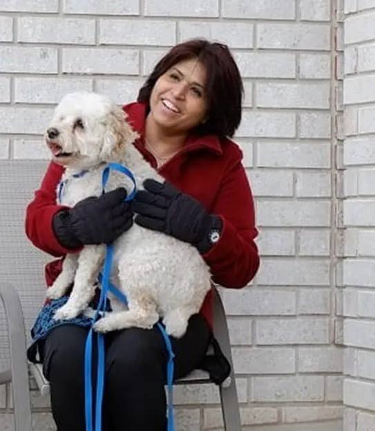 Sharon Sandhawalia, souriant, en compagnie de son chien