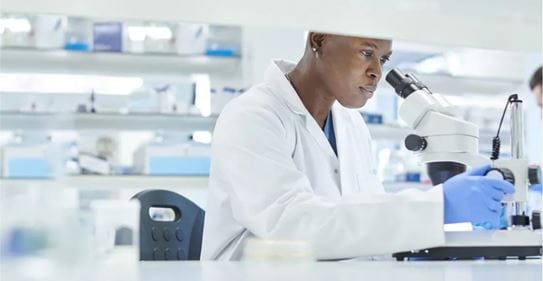 Une femme menant des recherches dans un laboratoire.