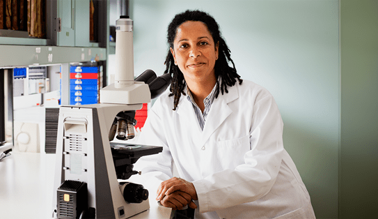 Une chercheuse dans son laboratoire.