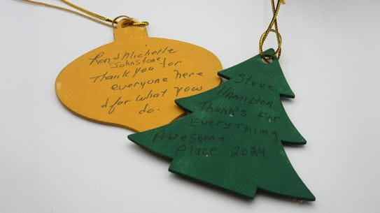 Une décoration faite à la main et portant la mention « Merci à tous pour ce que vous faites », et une autre disant « Merci pour tout, cet endroit est génial. »