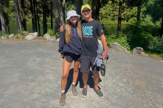 Thomas Mould aux côtés de sa fille dans une zone boisée du Camp Goodtimes