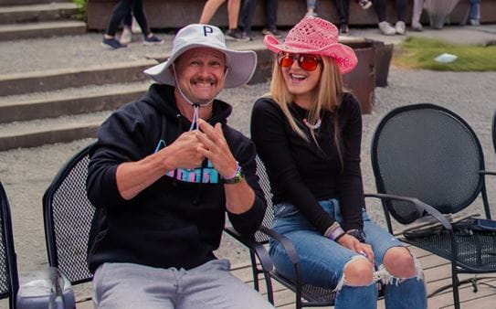 Sparkey et Olivia riant au Camp Goodtimes en regardant l’objectif