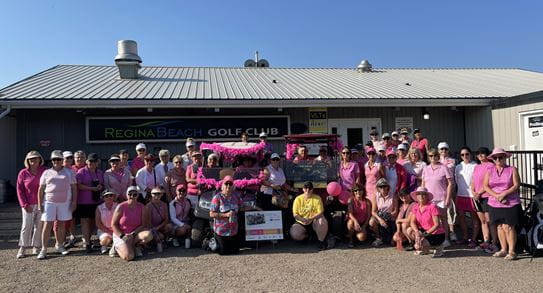 40 golfeuses vêtues de rose prennent la pose à l’extérieur du chalet