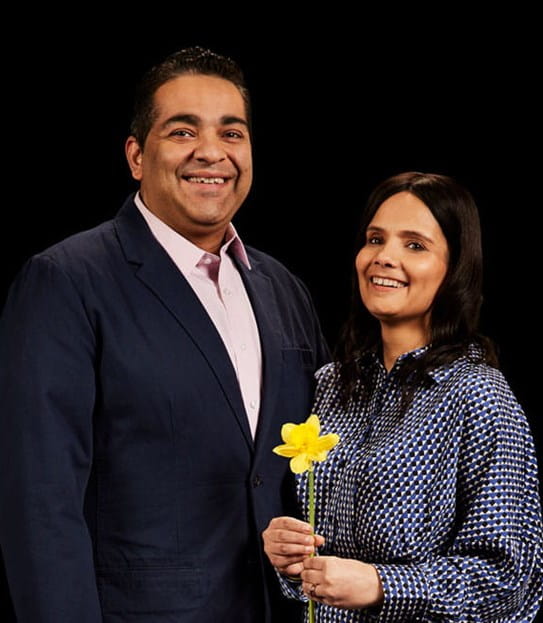 1. Harjeet, une jonquille à la main, debout à côté de son mari
