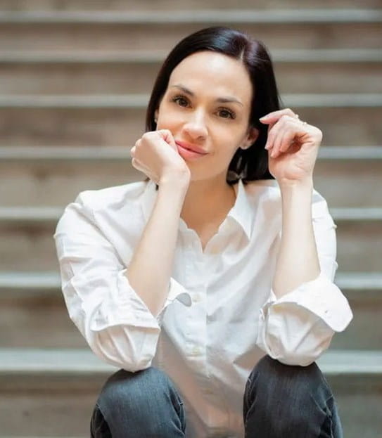 1. Vanessa, assise sur les marches d’un escalier, les bras posés sur les genoux