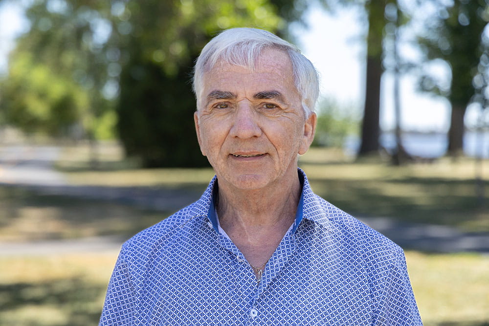 Normand debout à l'extérieur