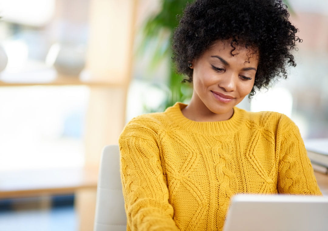 Une personne regardant un ordinateur portable