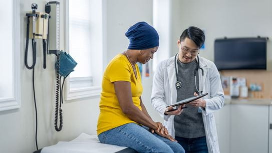 Un médecin regarde un document avec sa patiente.