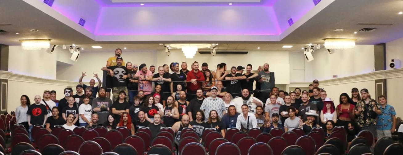 Grand groupe autour d’un ring de lutte