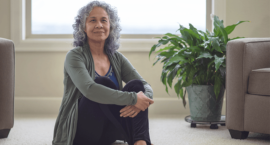 femme assise sur le sol