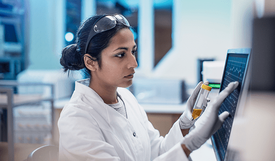 A female scientist in a lab using a computer 