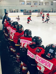 Les Atom A Saint John Flames portaient des maillots spécialement conçus avec le nom de famille de la mère de leur entraîneur en mémoire d'elle.