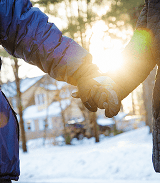Une photo de personnes se tenant la main en hiver