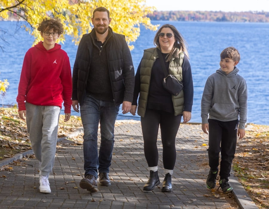 Tyler Cook avec sa femme et ses fils.