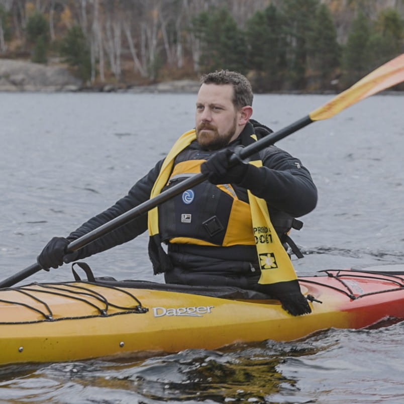 Tyler faisant du kayak sur un lac.