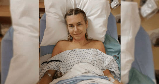 Meghan dans la salle de réveil après sa double mastectomie