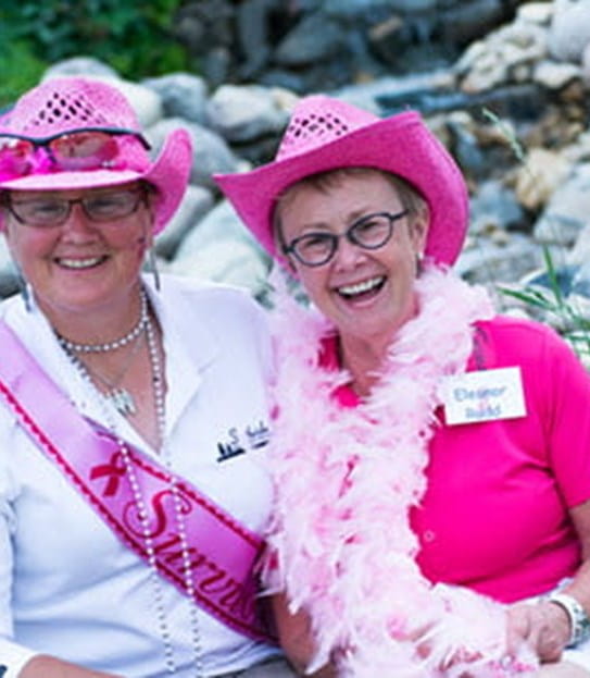 Eleanor Rudd et une participante au tournoi Vert la guérison, tout habillées de rose.