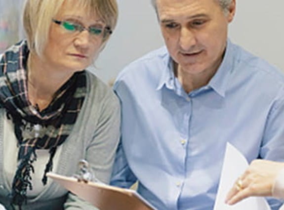 Un couple assis avec un médecin
