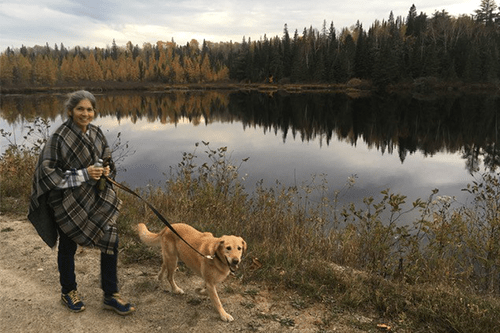 Kim promène son chien au bord d'un lac
