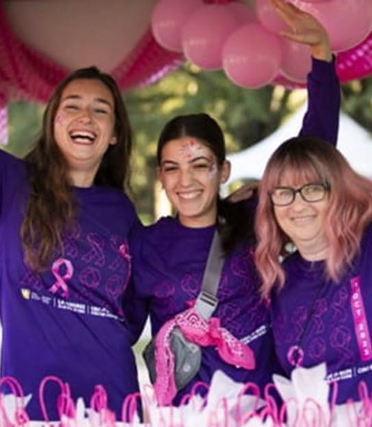 3 bénévoles, souriant, les bras dans les airs, avec le t-shirt de la Course à la vie CIBC de la Société canadienne du cancer