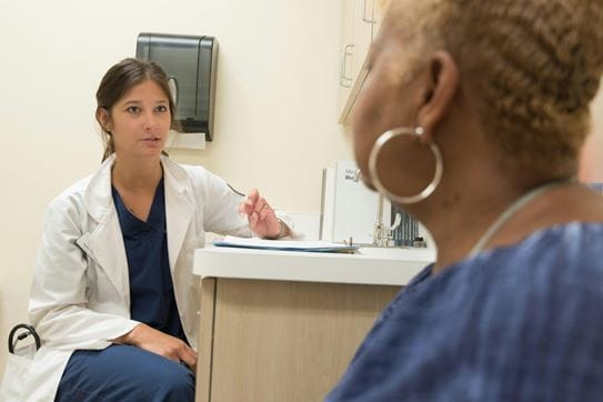 Une personne parlant avec une médecin.