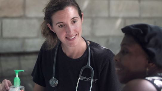 Une personne en train de consulter une médecin.