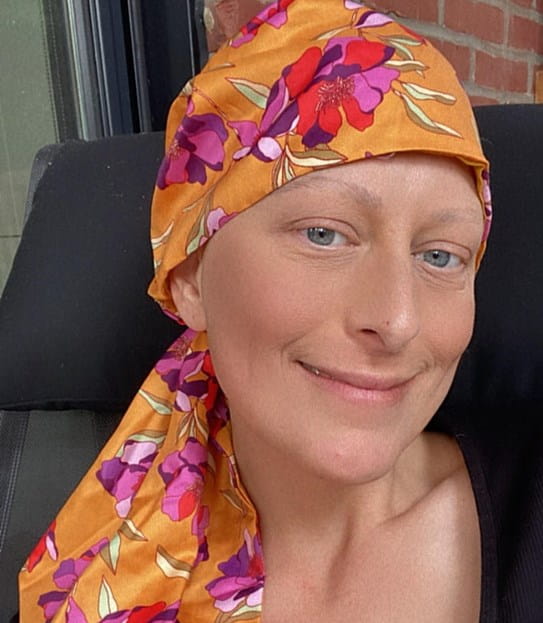 Amélie Fahey portant un foulard de tête