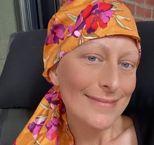 Amélie Fahey portant un foulard de tête