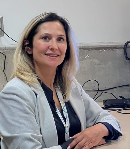 April Khademi, Ph. D., assise à un bureau