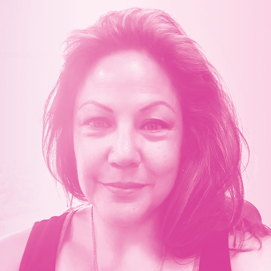 Linda souriant à la caméra.