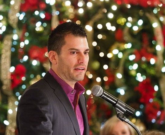 Craig Savill parlant au micro à l’événement Curling for a Cause