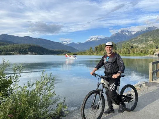 Todd Hagen, photographié avec un vélo devant un lac et des montagnes