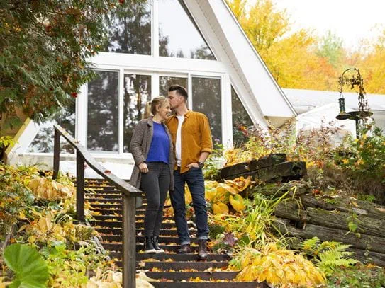 Emilie Cerretti devant son chalet avec son conjoint.