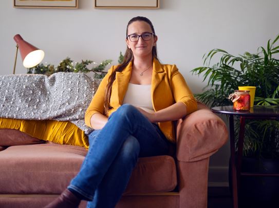 Marie-Noëlle Séguin Grignon assise sur un canapé
