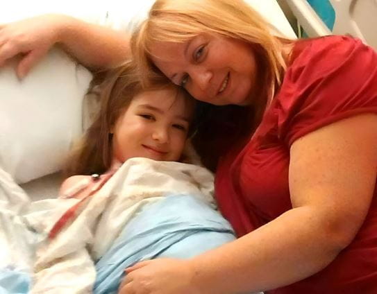 Hailey et Juanita Rodenhiser couchées ensemble dans un lit d’hôpital.