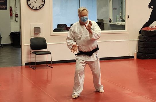 Don, dans sa tenue de karaté, pratiquant dans un dojo