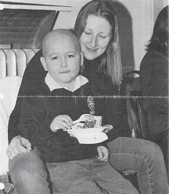 Amory lorsqu’il était enfant, assis sur les genoux de sa mère.