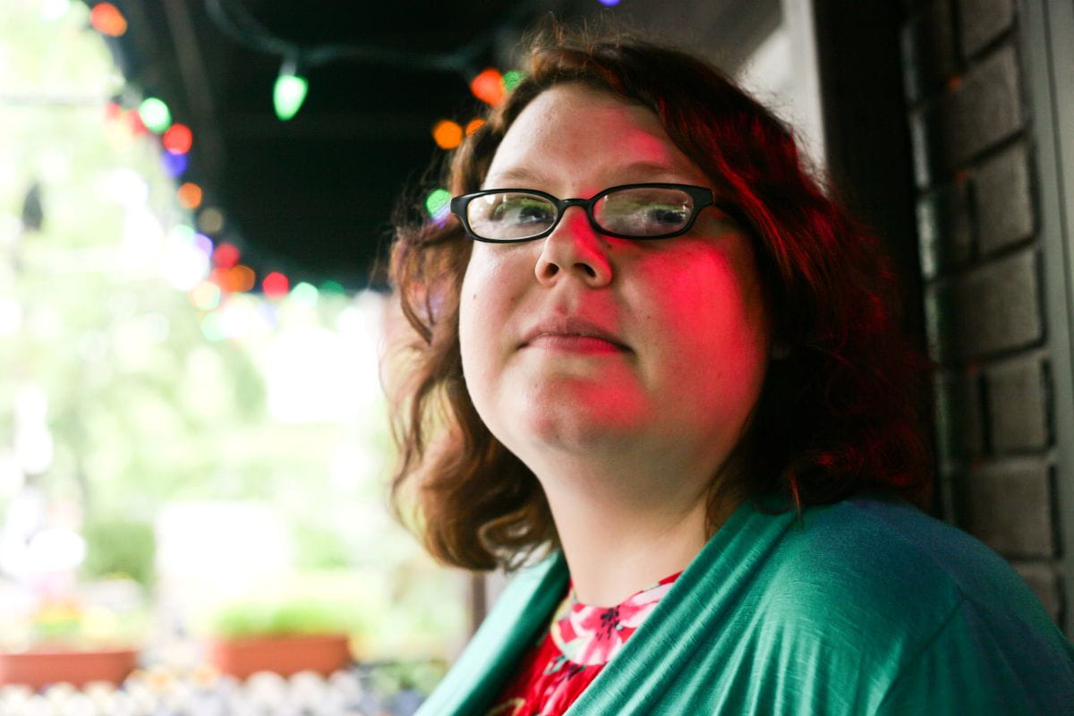 Shannon se tenant debout à l’extérieur et regardant au loin.