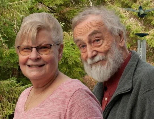 James Miller et Gladys Suderman qui sourient devant des arbres.
