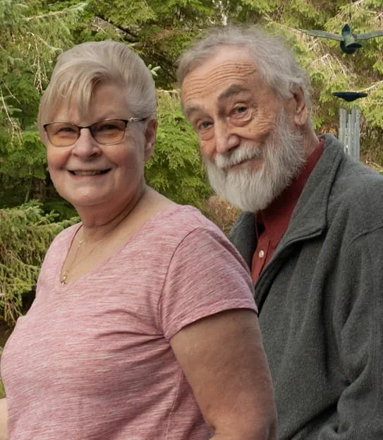 James Miller et Gladys Suderman qui sourient devant des arbres.