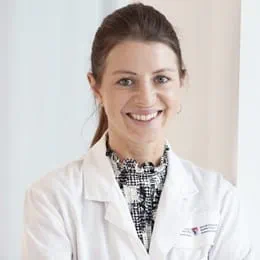 Une photo de la chercheuse Julia Burnier, Ph. D., portant un sarreau de l’Université McGill.