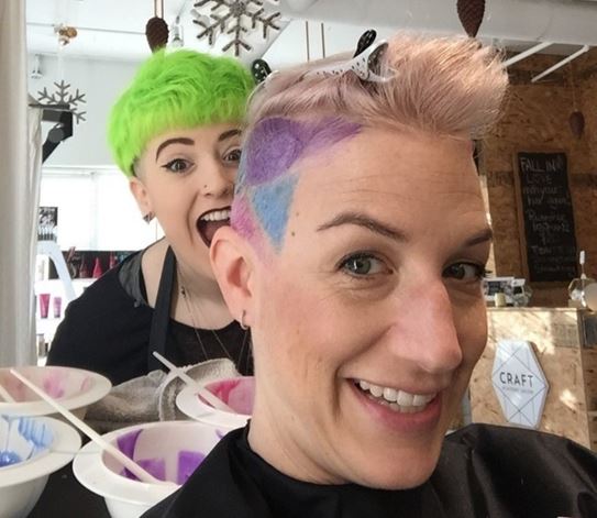 Corinne, qui se fait raser partiellement et colorer les cheveux dans un salon de coiffure. La coiffeuse est enthousiaste.