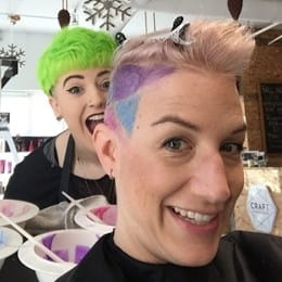 Corinne, qui se fait raser partiellement et colorer les cheveux dans un salon de coiffure. La coiffeuse est enthousiaste.