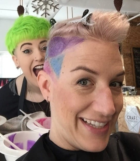 Corinne, qui se fait raser partiellement et colorer les cheveux dans un salon de coiffure. La coiffeuse est enthousiaste.