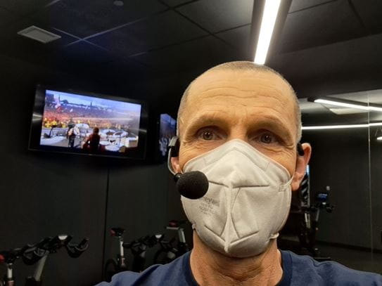 Ron Luciuk à la salle de sport portant un masque facial ainsi qu’un microphone.