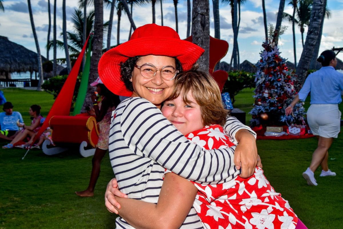 Dr Mona Ben M’Rad hugging her daughter. 