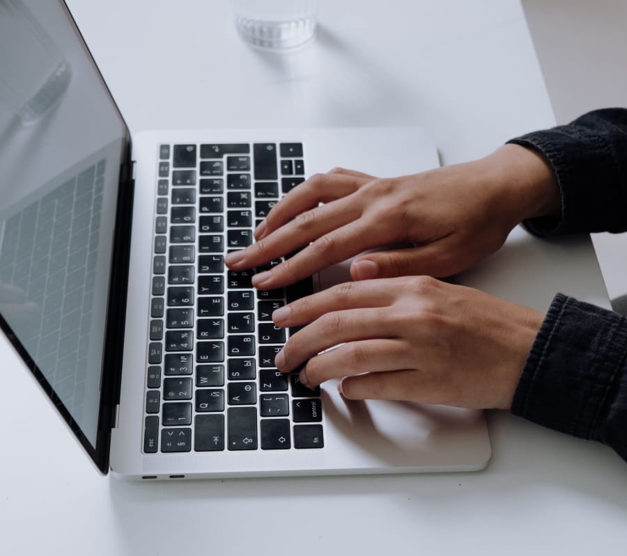 Une personne qui tape sur un clavier.